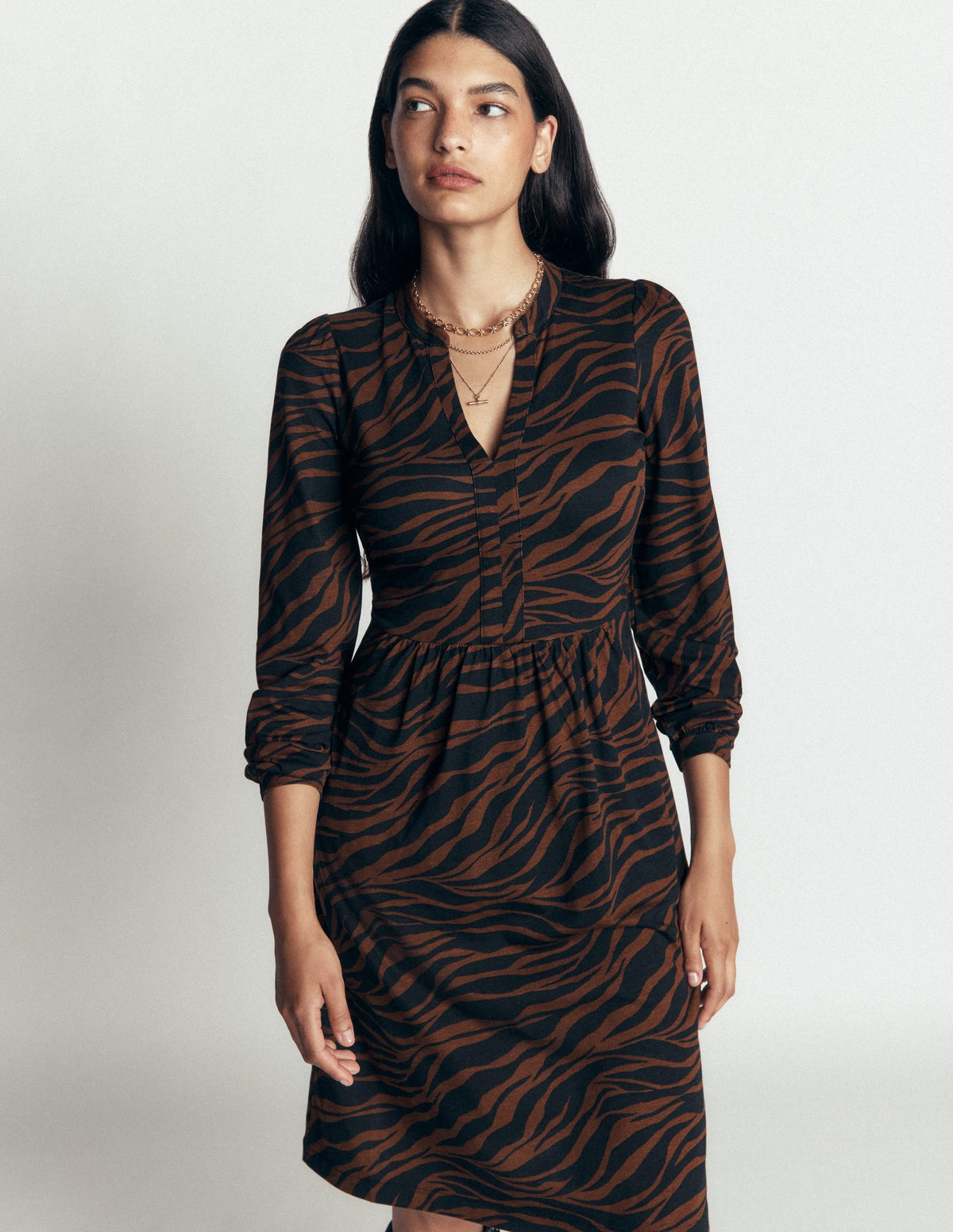 Robe décontractée en jersey - Terre d'ombre naturelle, Tourbillon zébré
